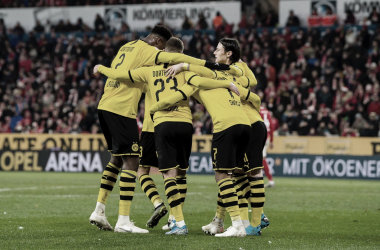 Dortmund
goleia Mainz 05 e encosta na liderança da Bundesliga&nbsp;