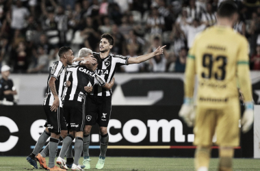 Botafogo vence Chapecoense pelo placar mínimo e respira no Brasileiro