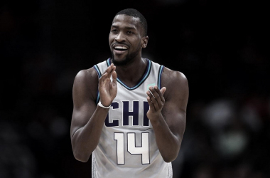 Dallas sign&nbsp;Kidd-Gilchrist