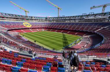El nuevo Camp Nou reabre entre luces de neón y sombras de hormigón