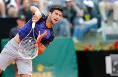 Djokovic vuelve a las pistas con victoria