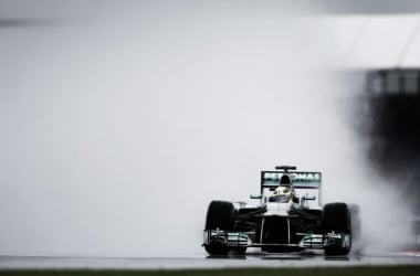 Nico Rosberg lidera en unos entrenamientos libres marcados por la lluvia