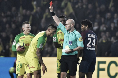 Árbitro que agrediu zagueiro brasileiro do Nantes é suspenso por três meses