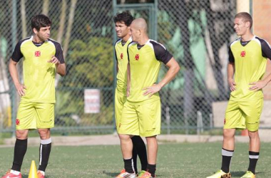 Vasco enfrenta Grêmio com Ken e Juninho de volta ao time