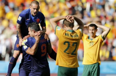 Holanda suda sangre para derrotar a Australia