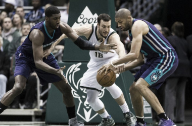 Cambio de interiores entre Hornets y Bucks