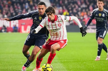 Bryan Gil conduce el balón ante la presión de Trent Alexander-Arnold | Foto: LaLiga.