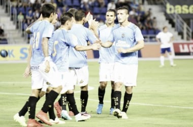 Vestimenta azul y blanca para jugar el derbi