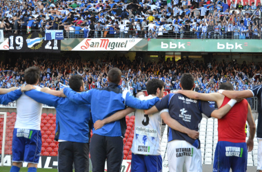 Fotogalería: la afición del Alavés celebra en San Mamés su victoria ante el Bilbao Athletic