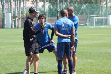 Vuelta a los entrenamientos con Brahimi al margen