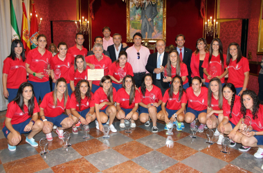 El alcalde recibe a las heroínas del Granada CF Femenino
