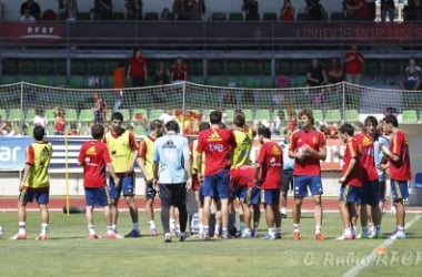 Arbeloa no se ejercita y Cesc ya trabaja con el grupo