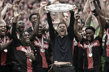 Leverkusen vence Augsburg e garante título invicto da Bundesliga