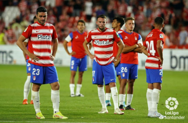 Varios jugadores lamentando el descenso. Foto: LaLiga Santander.