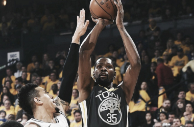 Durant e Thompson brilham, Warriors domina Spurs e vence a segunda partida da série