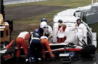 Lewis Hamilton baila sobre del diluvio japonés, Bianchi en estado grave