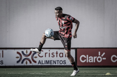 Airton vira garçom, lidera assistências e ajuda Atlético-GO em gols decisivos na Série B