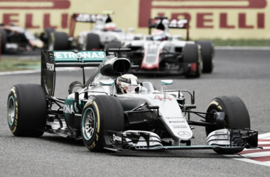 Mercedes culpa al embrague de las malas salidas de Lewis Hamilton