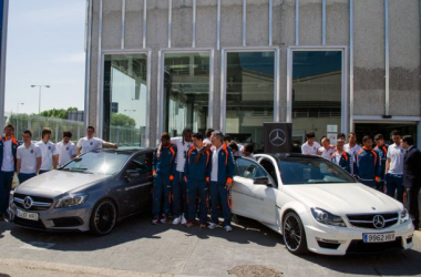 Visita de los jugadores a las instalaciones de Mercedes