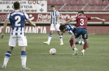 Jaume Pol pugna por un balón. Imagen: Real Sociedad "B".