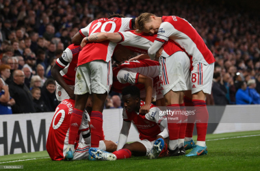 LONDON, ENGLAND - APRIL 20: Arsenal players celebrate their 2nd goal scored by Emile Smith Rowe of Arsenal during the Premier League match between Chelsea and Arsenal at Stamford Bridge on April 20, 2022 in London, England. (Photo by Mike Hewitt/Getty Images)