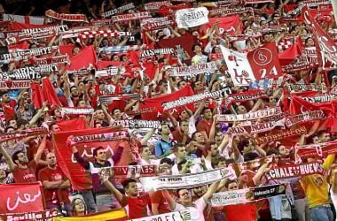 La afición del Sevilla extendiendo las bufandas de su equipo | Fuente: Fernando Mateos / Estadio Deportivo