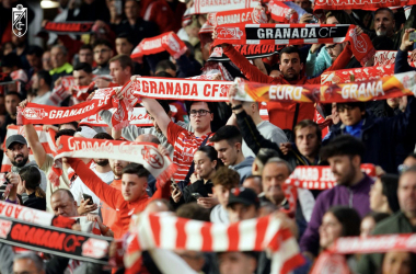 Aficionados del Granada CF en las gradas del estadio Nuevo Los Cármenes | Foto: Pepe Villoslada / GCF