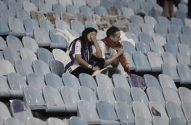Dos jóvenes aficionados desolados en La Romareda. IMAGEN: El Periódico de Aragón