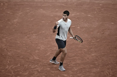 Alcaraz debuta en Roland Garros y gana sin sobresaltos 