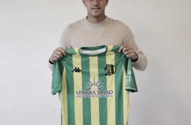 Bautista Kociubinski posa con la camiseta del tiburón, es el segundo refuerzo.<div>Foto: Club Atlético Aldosivi&nbsp;</div>