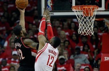 Aldridge e Lillard come Jordan e Pippen: vittoria a Houston all'overtime