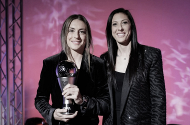Alexia Putellas con el premio The Best junto a Jenny Hermoso / Foto: FC Barcelona