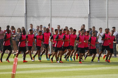 La afición del Granada CF disfruta en el primer entrenamiento