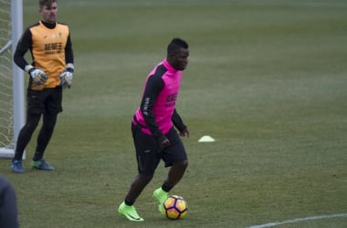 Wakaso, Héctor y Ramos regresan a la convocatoria para medirse al FC Barcelona