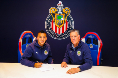 Alvarado firma con Chivas/Imagen:Chivas