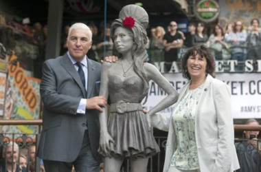 La estatua de Amy Winehouse ha sido presentada