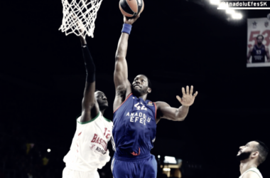Eurolega - Operazione sorpasso Anadolu Efes: battuto il Baskonia