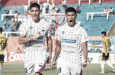 Jonathan Güenzanzi, con la 8, festejando su primer gol con la camiseta del "Tricolor" junto a Luciano Villalva (Foto: Prensa Deportivo Armenio)
