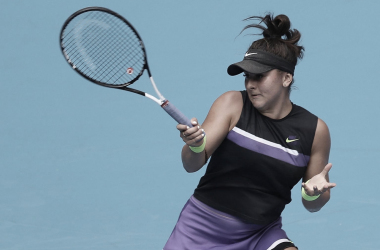 Andreescu bate Sasnovich, garante vaga no WTA Finals e avança no China Open