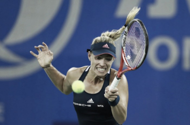 Kerber saca adelante un incómodo compromiso