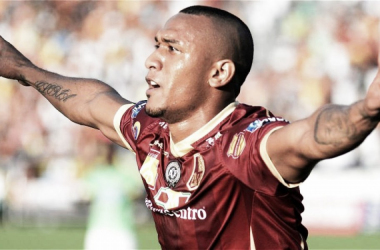 El capitán movió el timón para que el barco Vinotinto y Oro se siga acercando hacia el puerto de los ocho