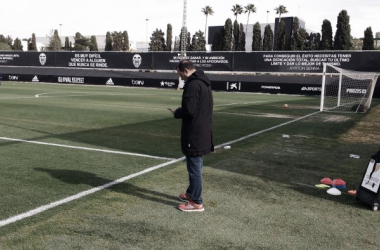 Anil Murthy observa el entrenamiento del Valencia de cara al partido frente al Betis