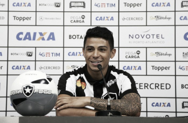 Motivado, meia Renatinho é apresentado e exalta grandeza do Botafogo: "Escudo pesado"