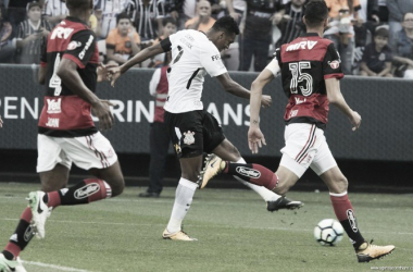 Em jogo polêmico, Corinthians empata com Flamengo e mantém vantagem no topo do Brasileirão