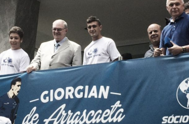 Com presença da torcida, De Arrascaeta é apresentado no Cruzeiro