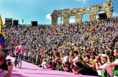 Carapaz entra in maglia rosa nell'Arena di Verona&nbsp; Fonte foto: Profilo Twitter Giro d'Italia<div><br></div>