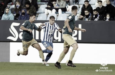 Lance del juego en el último partido entre Málaga CF y UD Las Palmas en La Rosaleda / Foto: LaLiga SmartBank