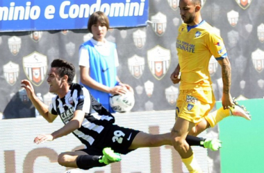 Serie B - Frosinone beffato ad Ascoli. Bari a picco, sorpasso Spezia. Trapani travolgente sul Perugia