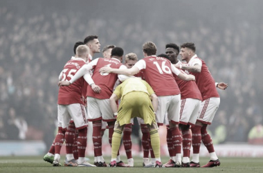 Los jugadores del Arsenal abrazados | Foto vía: Getty Images