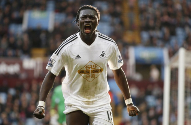 Bafetimbi Gomis cerca de salir del Swansea